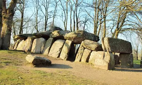 La Roche aux fées Allée couverte