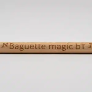 La baguette Magic bT couchée, gravure Baguette magic bT lisible sur toute la longueur