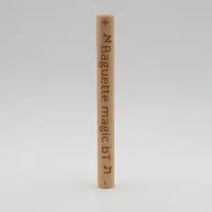 La baguette Magic bT, tige de bois clair gravée dans la longueur, dressée à la verticale