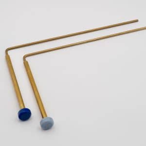 Paire de baguettes coudées et polarisées en laiton, poignées terminées par des perles bleues