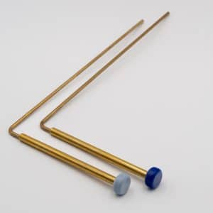 Paire de baguettes coudées en laiton vues de dessus, poignées à embouts bleus