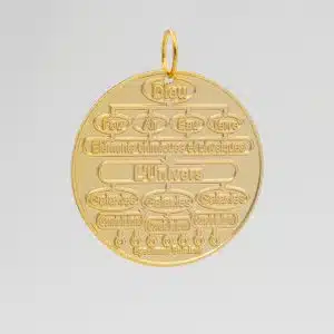 Médaille de la Création dorée, gravée d'inscriptions en relief, avec son anneau de suspension