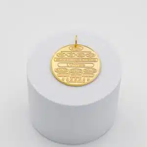 Médaille de la Création dorée sur socle blanc, inscriptions gravées en relief