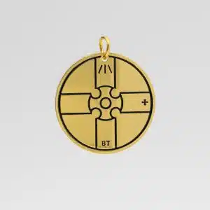Médaillon Keargwen doré, gravé d'un motif géométrique en croix et cercles avec les repères BT et +