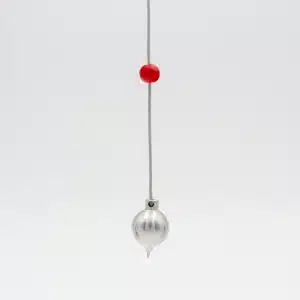 Pendule BT en aluminium, corps effilé argenté suspendu à un cordon avec perle rouge