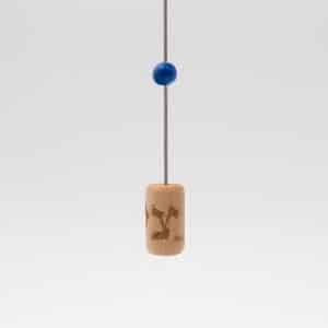 Pendule biologique bT : cylindre de hêtre gravé suspendu à un cordon avec perle bleue