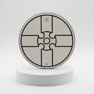 Plateau Keargwen : disque gravé d'un motif géométrique en croix et cercles, signé BT, présenté sur socle