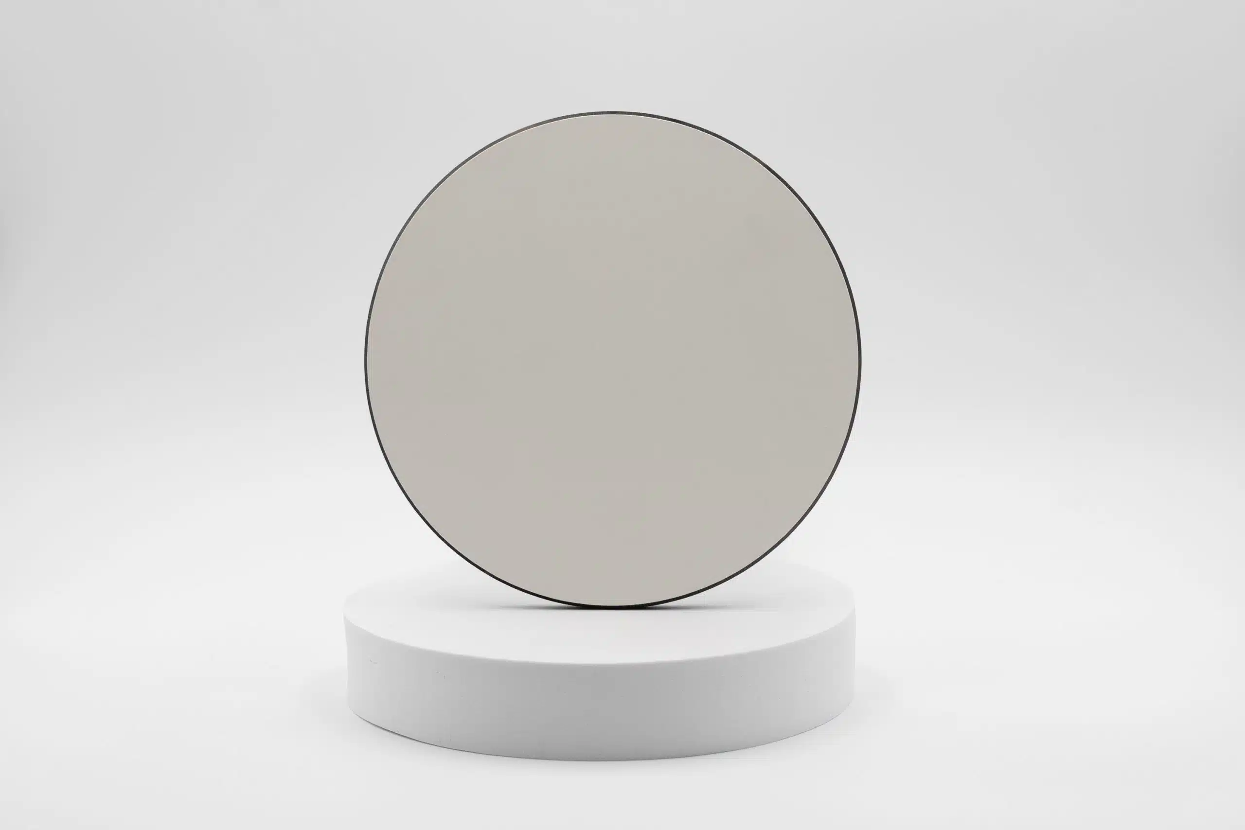 Face arrière du Plateau Keargwen, disque gris uni dressé sur son socle