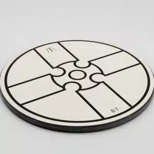 Plateau Keargwen vu de dessus, motif géométrique en croix et cercles gravé, signé BT