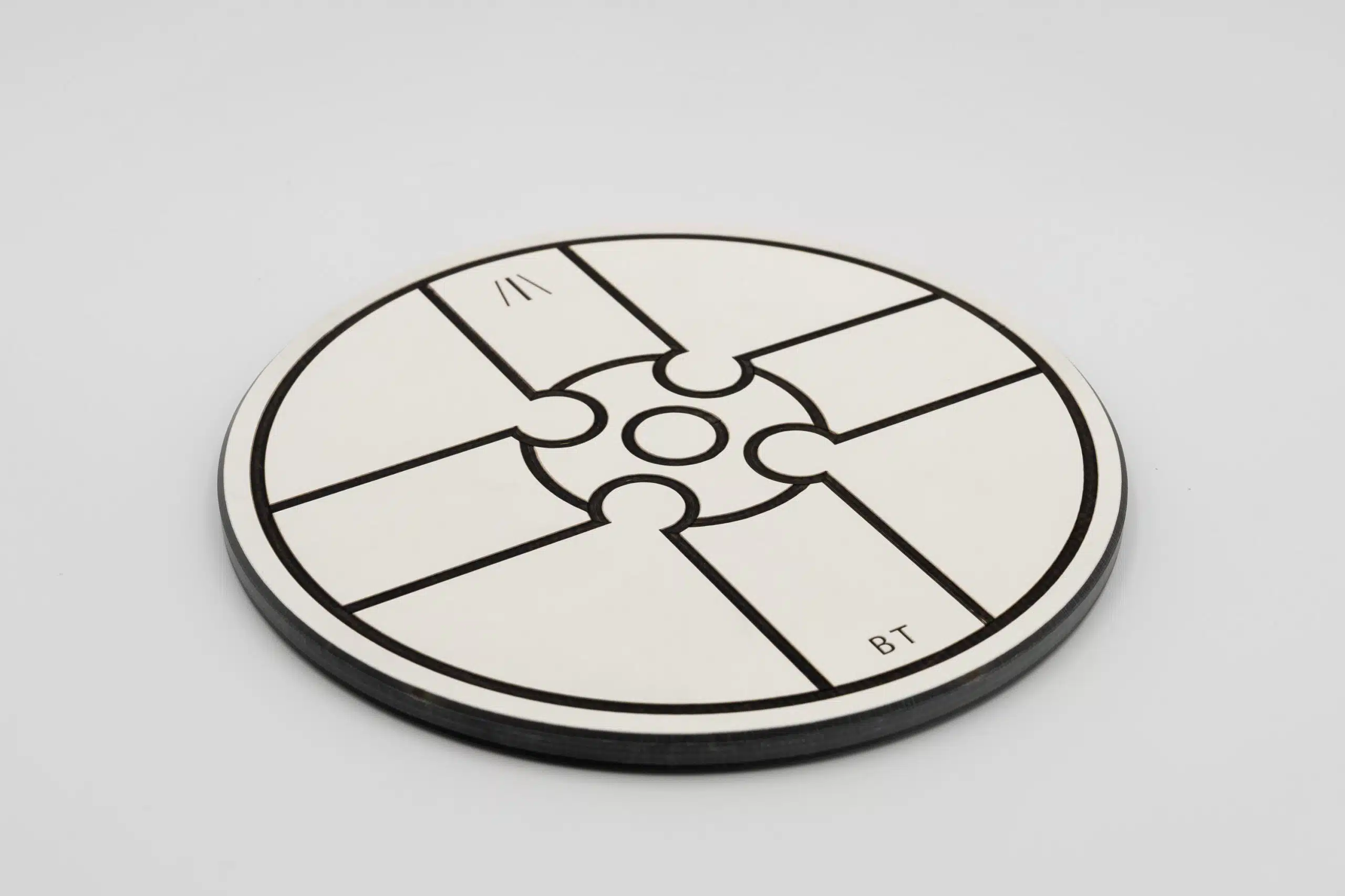 Plateau Keargwen vu de dessus, motif géométrique en croix et cercles gravé, signé BT