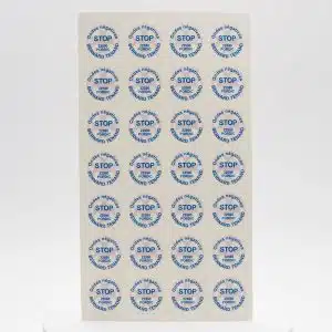 Planche de 28 Stop-Ondes purificateurs d'eau, pastilles rondes bleues et blanches disposées en sept rangées