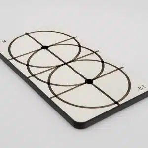 Le transféreur posé à plat, plaque gravée de cercles entrelacés et repères N et BT