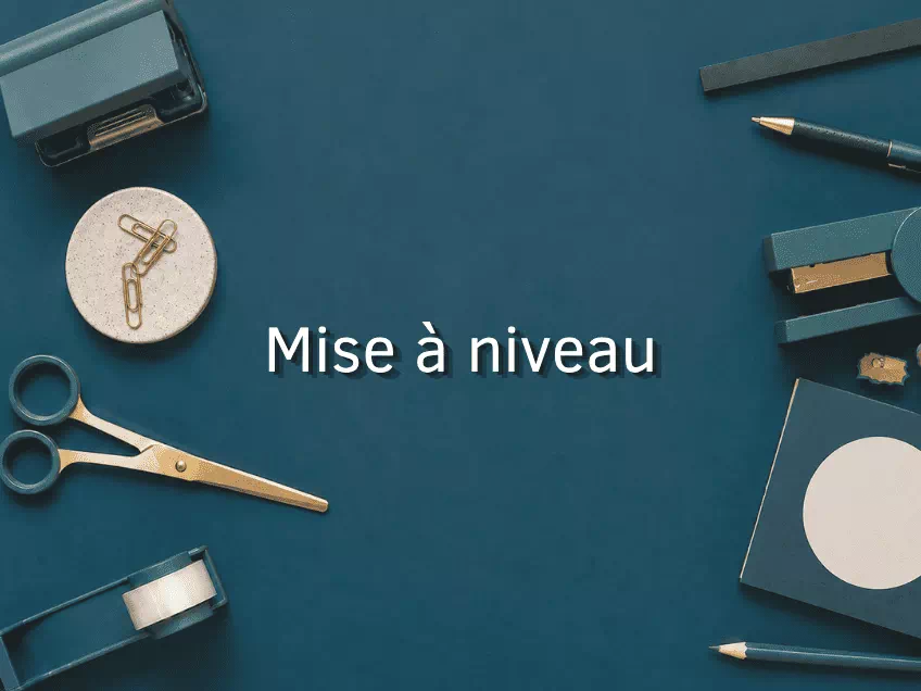 Visuel de la journée de mise à niveau en radiesthésie et géobiologie sur fond bleu avec matériel de bureau