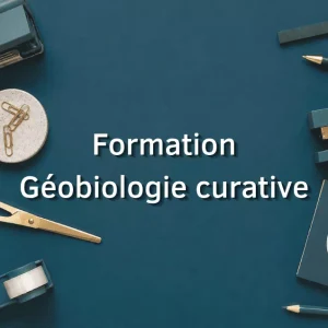 Visuel de la Formation Géobiologie curative sur fond bleu avec matériel de bureau et baguettes en laiton