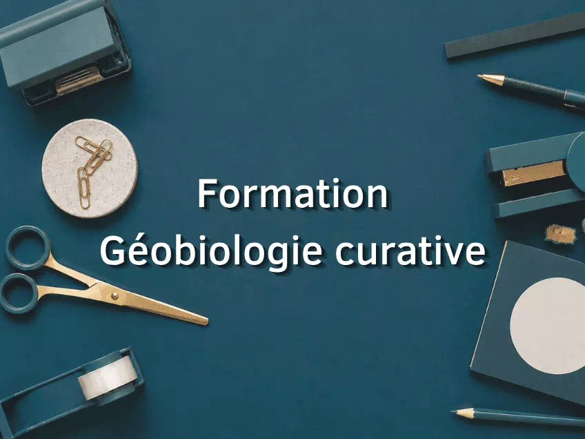Visuel de la Formation Géobiologie curative sur fond bleu avec matériel de bureau et baguettes en laiton