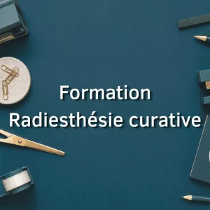 Visuel de la Formation Radiesthésie curative sur fond bleu avec matériel de bureau et baguettes en laiton