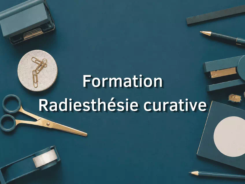 Visuel de la Formation Radiesthésie curative sur fond bleu avec matériel de bureau et baguettes en laiton
